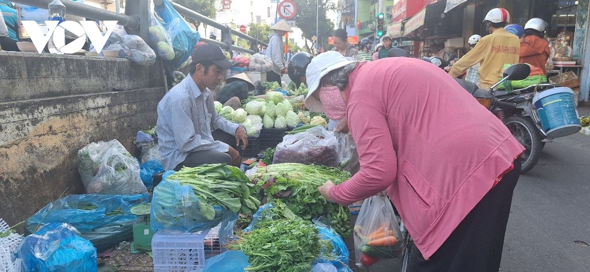 Giá hàng hóa tăng theo giá xăng, người bán “gồng mình” để giữ khách